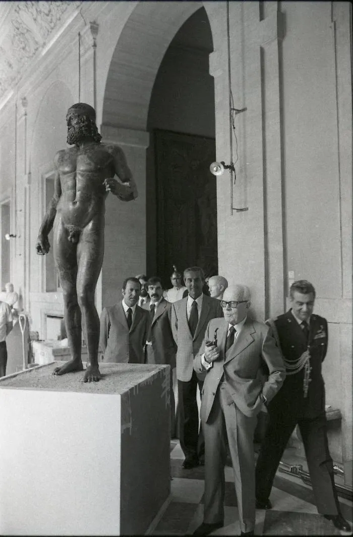 fonte-ARCHIVIO-QUIRINALE-1981-il-Presidente-Pertini-con-i-Bronzi-in-moastra_a037