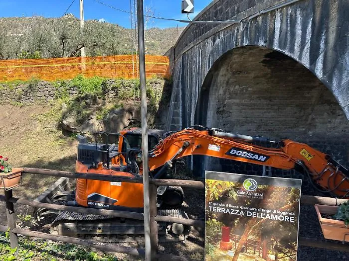 B-I-mezzi-meccanici-al-lavoro-per-creare-la-Fermata-delle-Gole