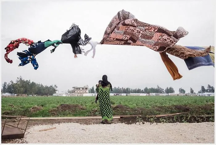 16_ &copy; Mattia Marzorati, Una donna siriana osserva il confine fra Libano e Siria, 2018, da Lebanese Limbo