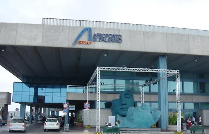 Aeroporti, ora pi&ugrave; vicina  la fusione degli scali
di Palermo e Trapani