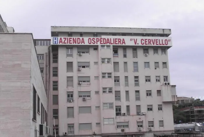 Sanit&agrave; in Sicilia, sondaggio con gazebo davanti a 13 ospedali