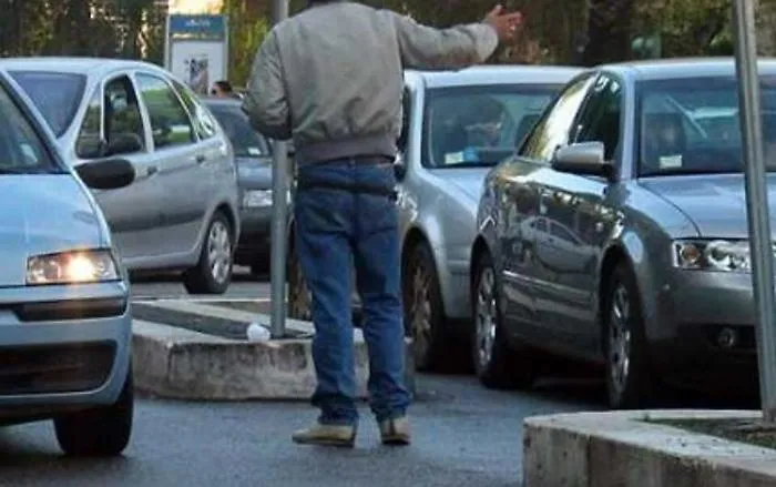 Palermo, &laquo;Quei poliziotti si sono presi i soldi&raquo;, ma non era vera: posteggiatore ai domiciliari