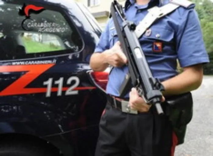 Licata, carabinieri accerchiati e aggrediti da una famiglia che voleva &ldquo;difendere&rdquo; ricercato