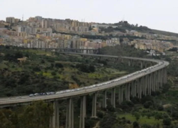 Tenta di lanciarsi nel vuoto, salvata in extremis