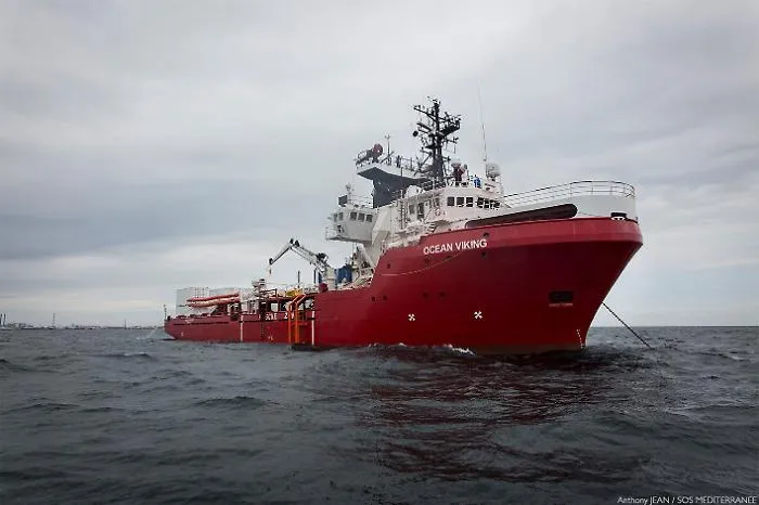 Ocean Viking ferma in mezzo al mare
&laquo;L'Europa dia un porto sicuro ai 104 profughi&raquo;