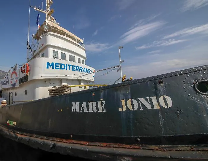 La Mare Jonio salva 100 migranti: erano su un gommone alla deriva