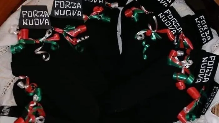 Calze Befana con simbolo Fn, Fiore: "Contestazioni ridicole"
