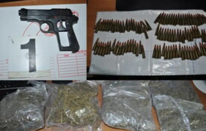 Pistola, munizioni e droghe varie scoperti in un tombino a Misterbianco