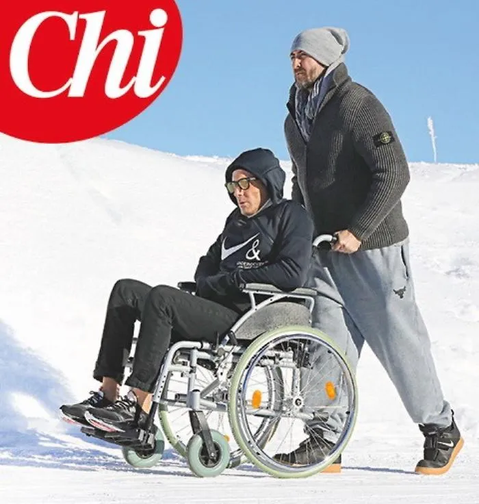 La prima foto di Lapo Elkann dopo l'incidente: riabilitazione in Svizzera