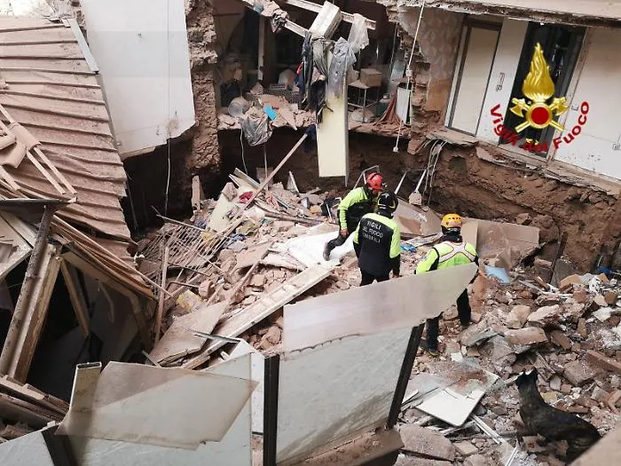 Catania, crolla parte di un palazzo: alba di paura per sette famiglie
