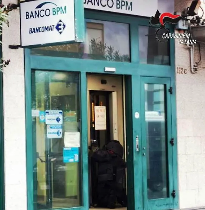 Valverde: volevano far saltare in aria il bancomat, costretti alla fuga dai Cc