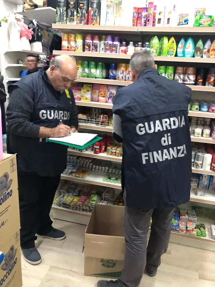 Oltre diecimila prodotti di dubbia provenienza sequestrati un bazar nell'Ennese