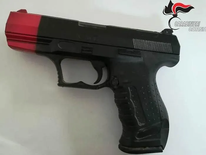 Pedara, due ragazzi di 16 e 15 anni arrestati per la rapina ad un anziano