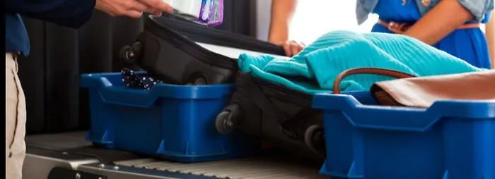 Aeroporto, "mani lunghe" su vaschette portaoggetti: attenzione durante i controlli di sicurezza!