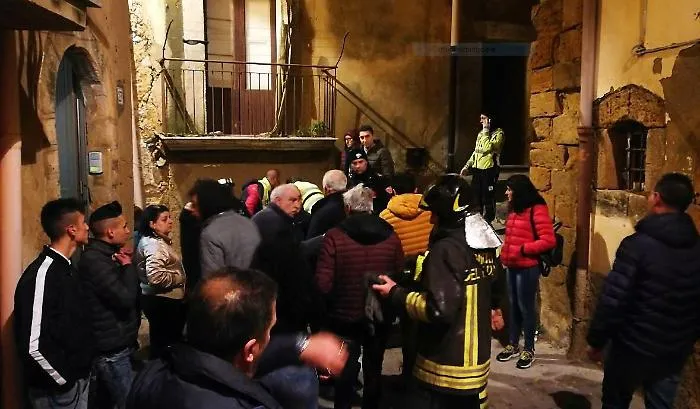 Caltagirone, crolla palazzina disabitata: due in salvo