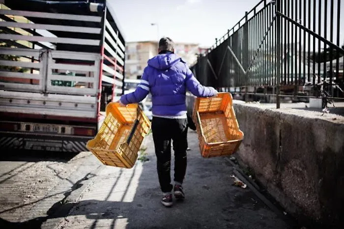 Catania: manda il figlio di 15 anni a lavorare per pochi euro, denunciata