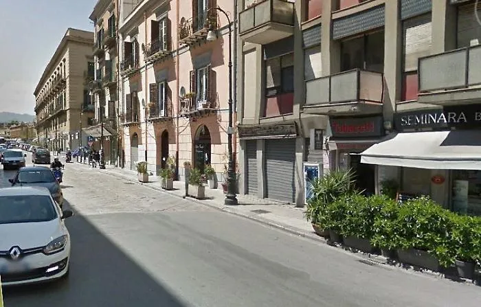 Aggressione razzista nella movida di Palermo
&laquo;Via da qui negro di m***a&raquo; a un 20enne italiano