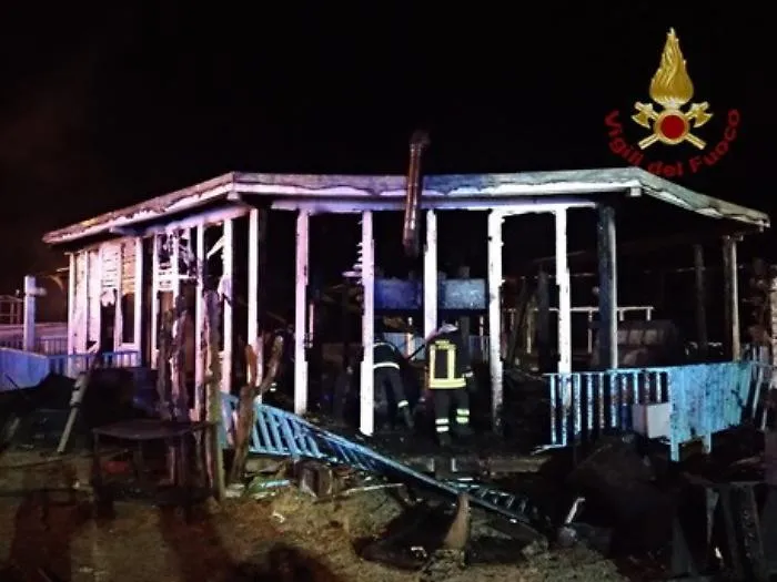 Brolo, lido balneare distrutto da un incendio nella notte