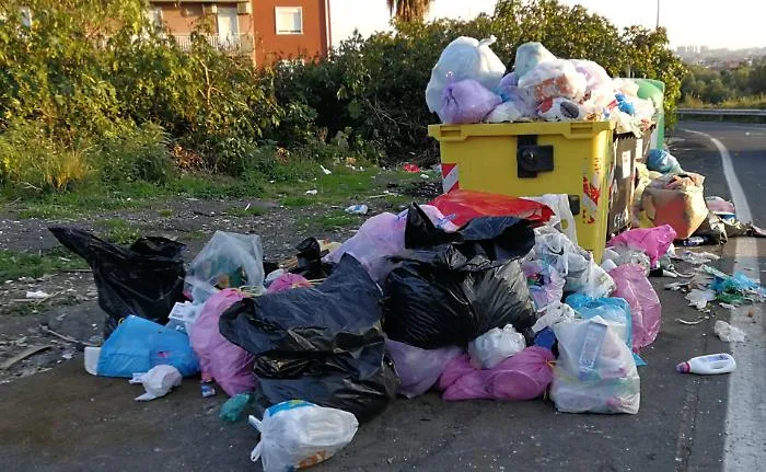 Rifiuti, Catania verso la proroga di 6 mesi dell'appalto che lascia sporca la citt&agrave;