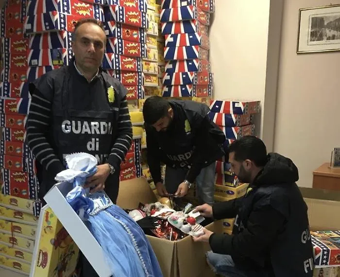 Caltanissetta, la Finanza sequestra 4.000 costumi di Carnevale non a norma