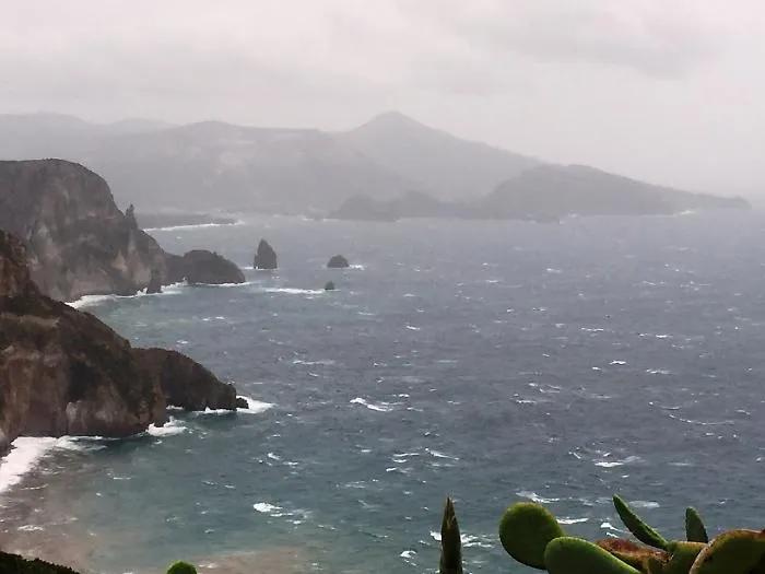 Eolie isolate per il maltempo: forte vento e mare mosso