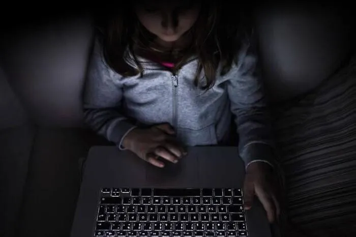 Adesca minore su Internet e la violenta: arrestato a Villabate