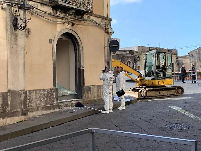 Sant'Alfio: fallisce assalto al bancomat, banditi abbandonano escavatore