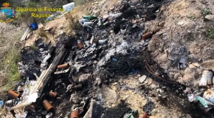 Mega discarica abusiva scoperta a Vittoria con rifiuti nocivi e inquinanti