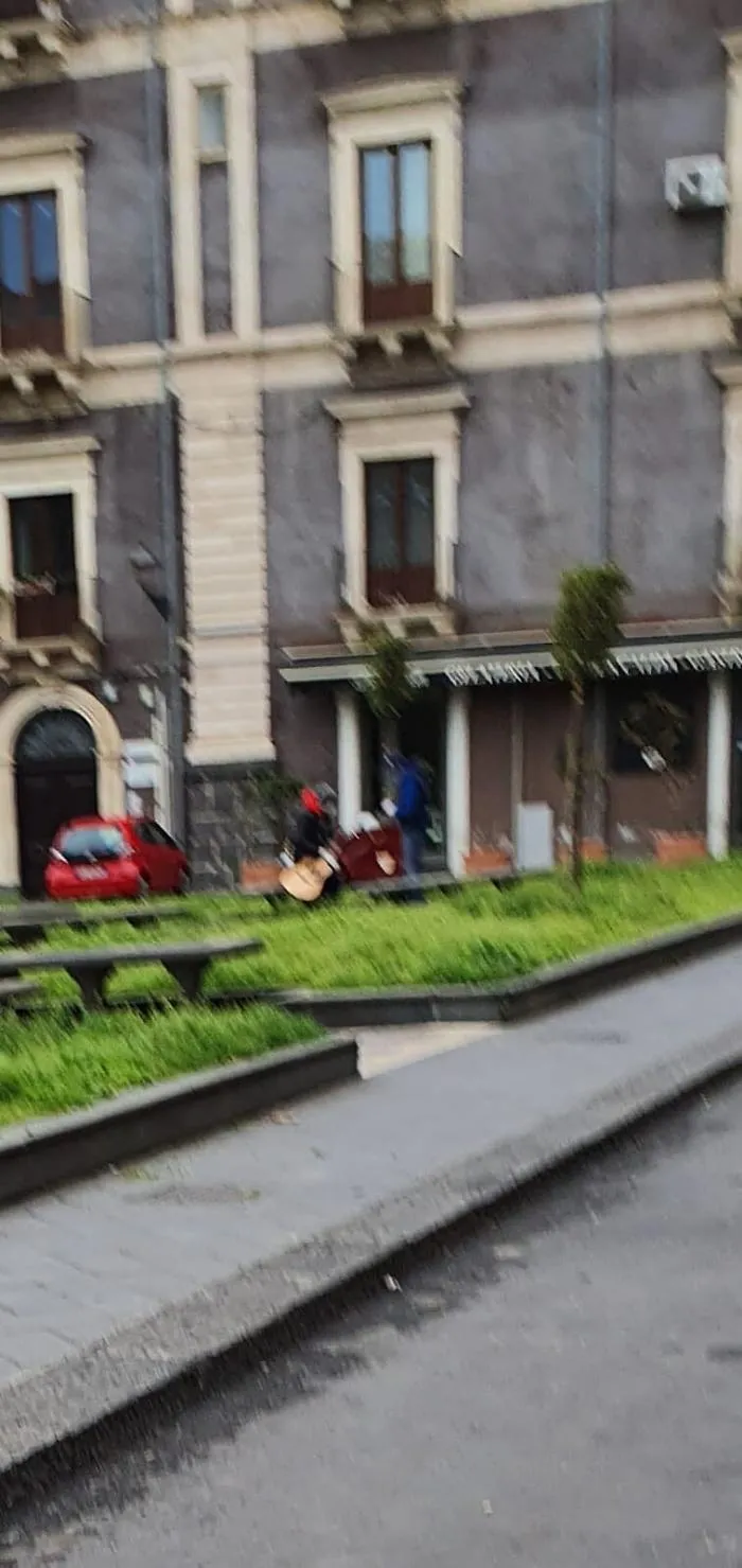 Catania: in piazza Cutelli c'&egrave; chi suona la chitarra, nessun controllo