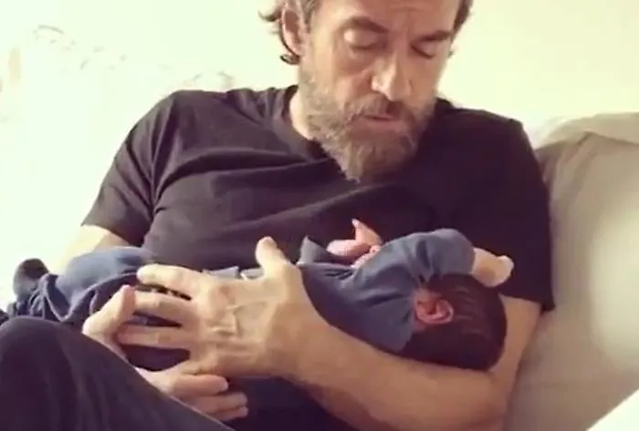 Alessio Boni culla il figlio cantando "Imagine": la poesia pi&ugrave; bella