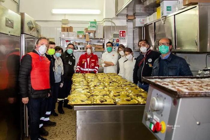 Coronavirus, pasti caldi e dolciumi distribuiti alle famiglie saccensi