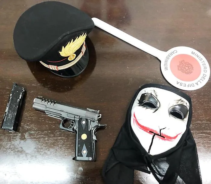 Patern&ograve;, fermato durante i controlli con un maschera da joker