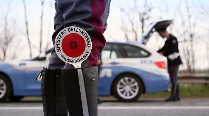 Nascosti nel vano furgone per andare in casa di campagna: scovati e multati