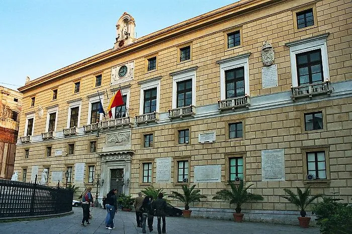 Palermo, polemica sui 1.019 impiegati comunali tenuti a casa a stipendio pieno