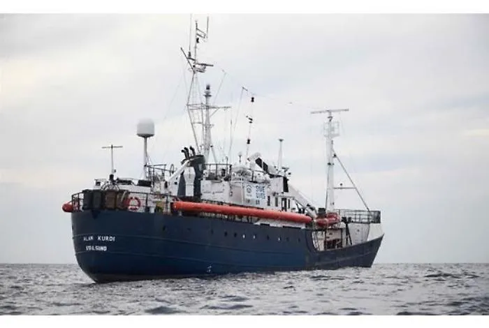 Migranti, la Alan Kurdi al largo di Termini Imerese in attesa di sbarcare
