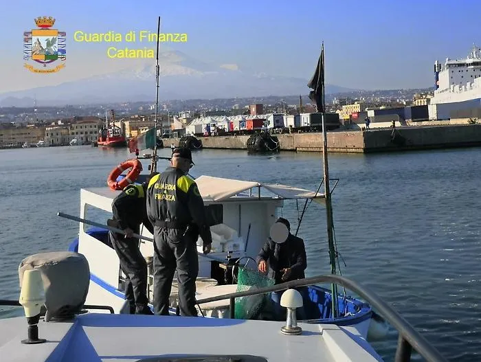 Catania, i controlli delle Fiamme Gialle per Pasqua: multati anche tre pescatori