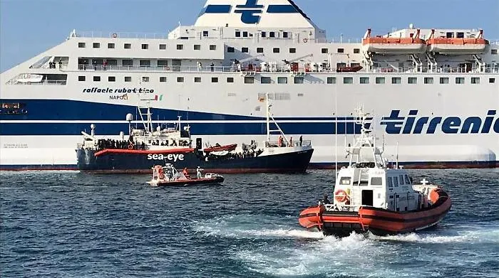In quarantena sulla Rubattino i migranti salvati dalla Alan Kurdi