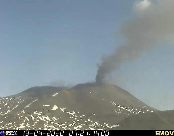 L'Etna &egrave; in eruzione, fontane di lava e intensa emissione di cenere