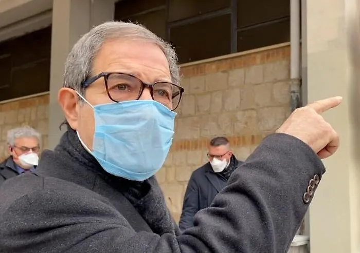 Coronavirus, Musumeci "apre" la Sicilia:  ok&nbsp;all'asporto di bar e ristoranti, s&igrave; ai trasferimenti nelle seconde case