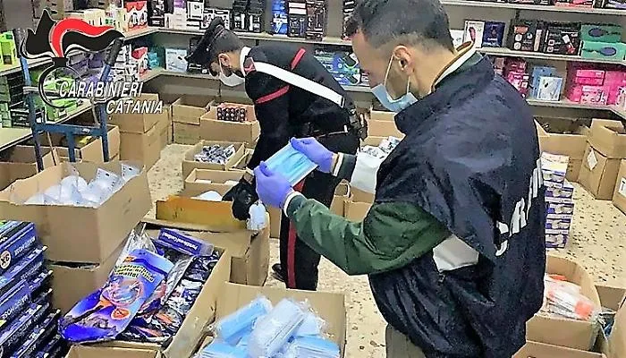Catania, sequestrate 15.000 mascherine fuorilegge in un negozio cinese