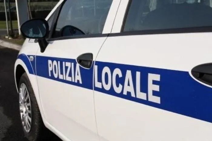 Licata, investe motociclista, che riporta ferite lievi, e si d&agrave; alla fuga