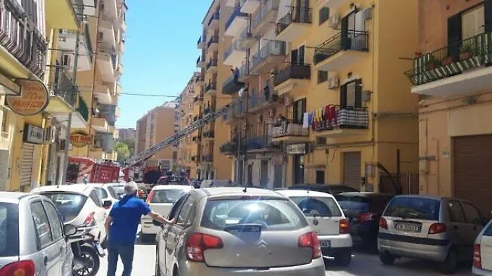 Rimane chiusa fuori sul balcone, intervento dei Vigili del fuoco