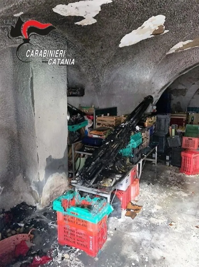 Catania, litiga con i soci e d&agrave; fuoco al punto vendita di frutta della Fera 'o Luni