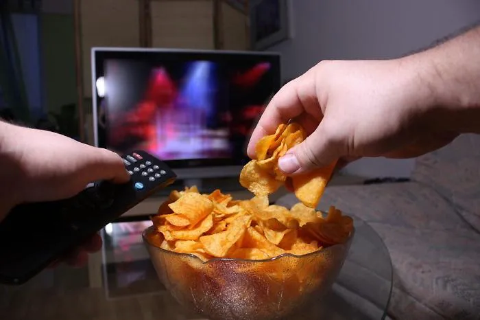 Il lockdown tra i teenager tra troppa tv, cellulare, pc e cibo spazzarura
