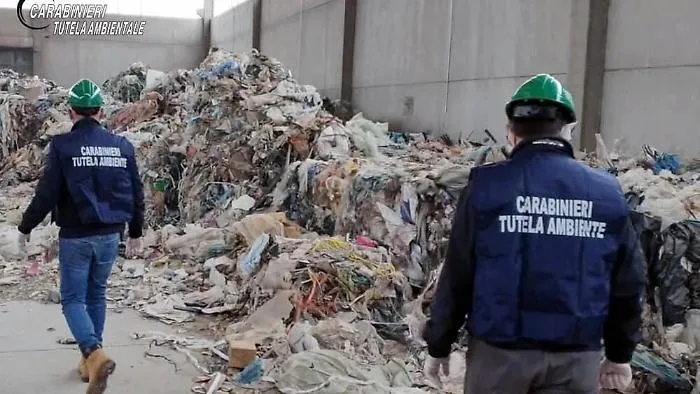 Rifiuti dal Nord Italia alla Sicilia in discariche abusive: arresti del Noe