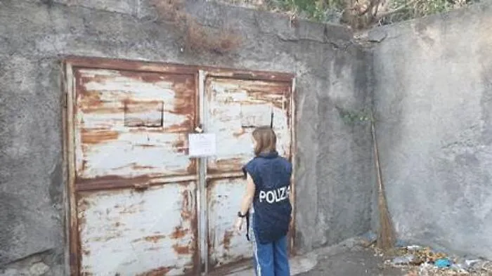 Catania, al villaggio Zia Lisa II discarica illecita con l'aiuto di un netturbino