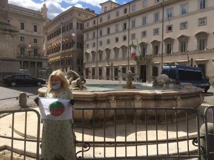 Protesta per spettacolo, Sandra Milo da Conte: &laquo;E' un grande uomo&raquo;