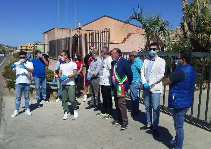 Siculiana, migranti in quarantena fuggono da hot spot: sit in del sindaco Lauricella