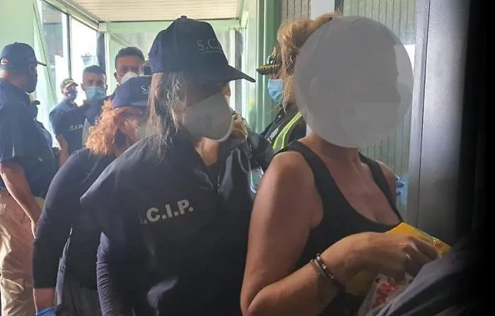 Faceva la bella vita a Santo Domingo, riportata in Italia latitante siciliana: aveva 7 condanne