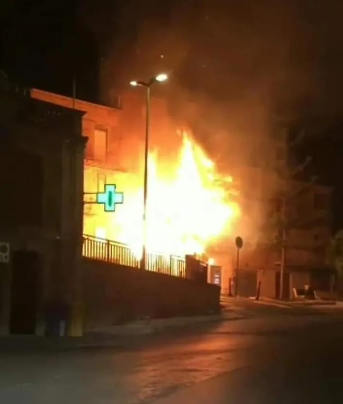 Naro, incendiate le palme in pieno centro cittadino